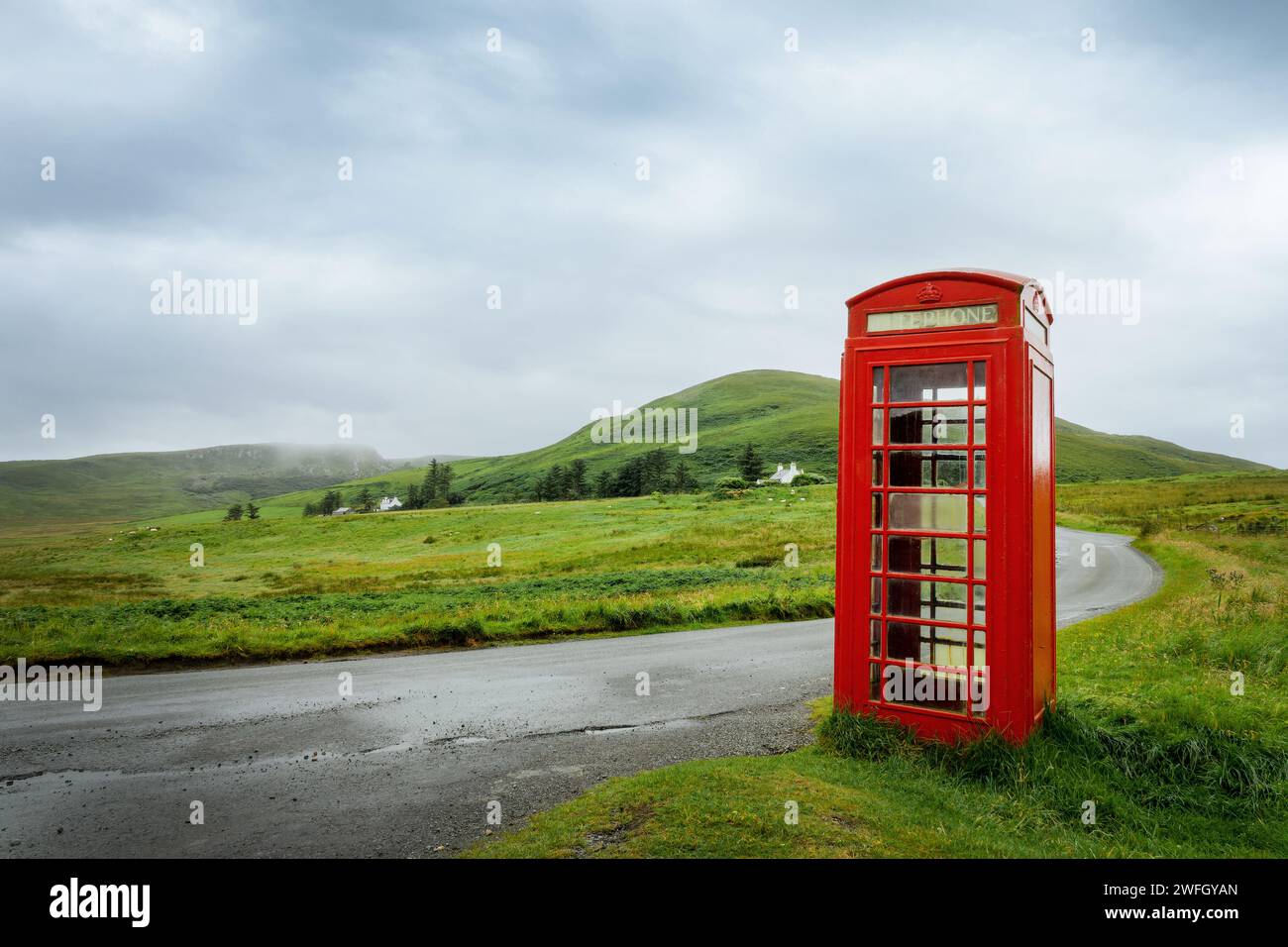 Einsame Telefonzelle auf der Isle of Skye, Schottland, Großbritannien Stockfoto