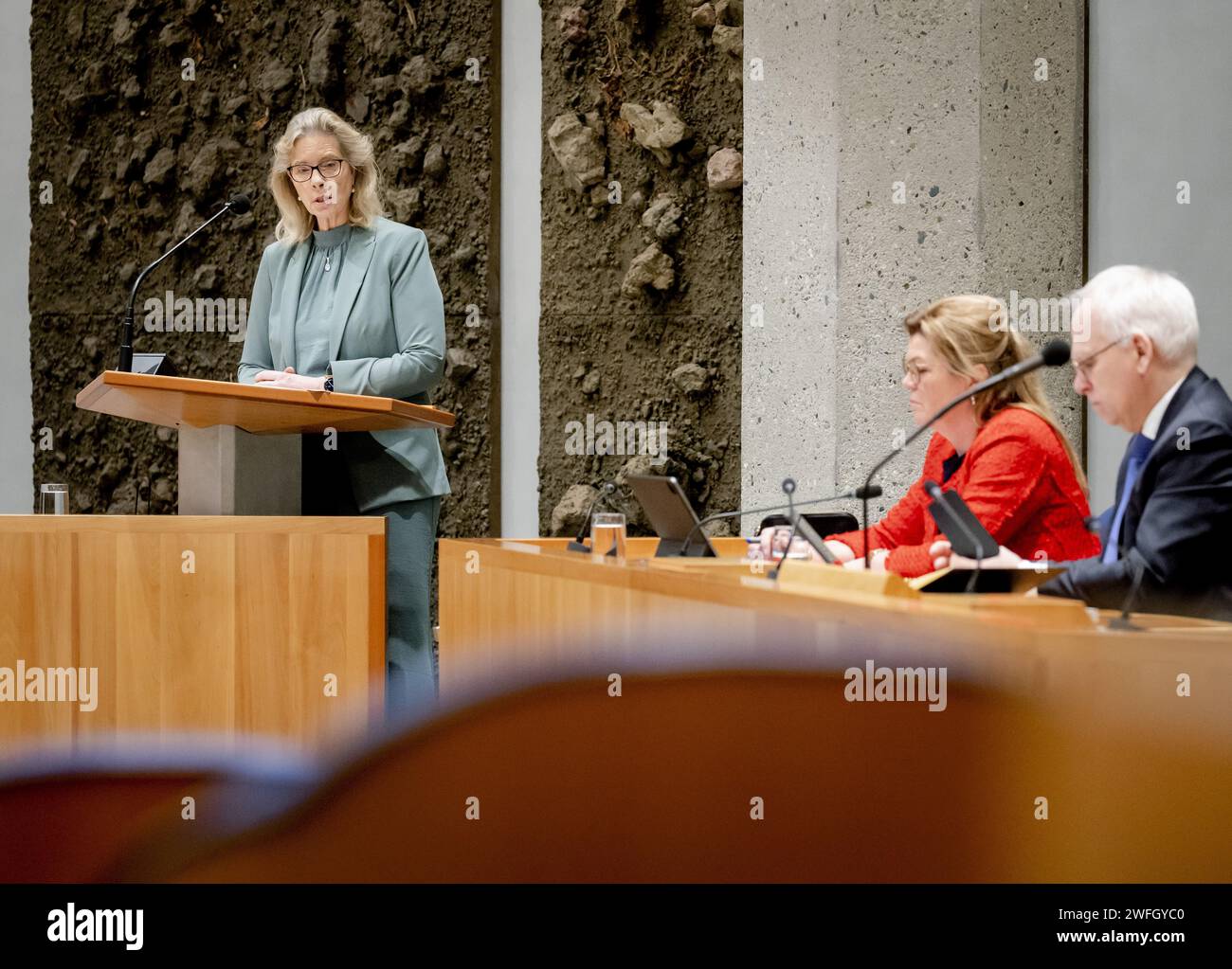 DEN HAAG - Jeanet Nijhof-Leeuw (PVV), Christianne van der Wal, scheidende Ministerin für Natur und Stickstoff, und Piet ADEMA, scheidender Minister für Landwirtschaft, Natur und Lebensmittelqualität, während einer Debatte im Repräsentantenhaus über den Haushalt für Landwirtschaft, Natur und Lebensmittelqualität. ANP SEM VAN DER WAL niederlande aus - belgien aus Stockfoto