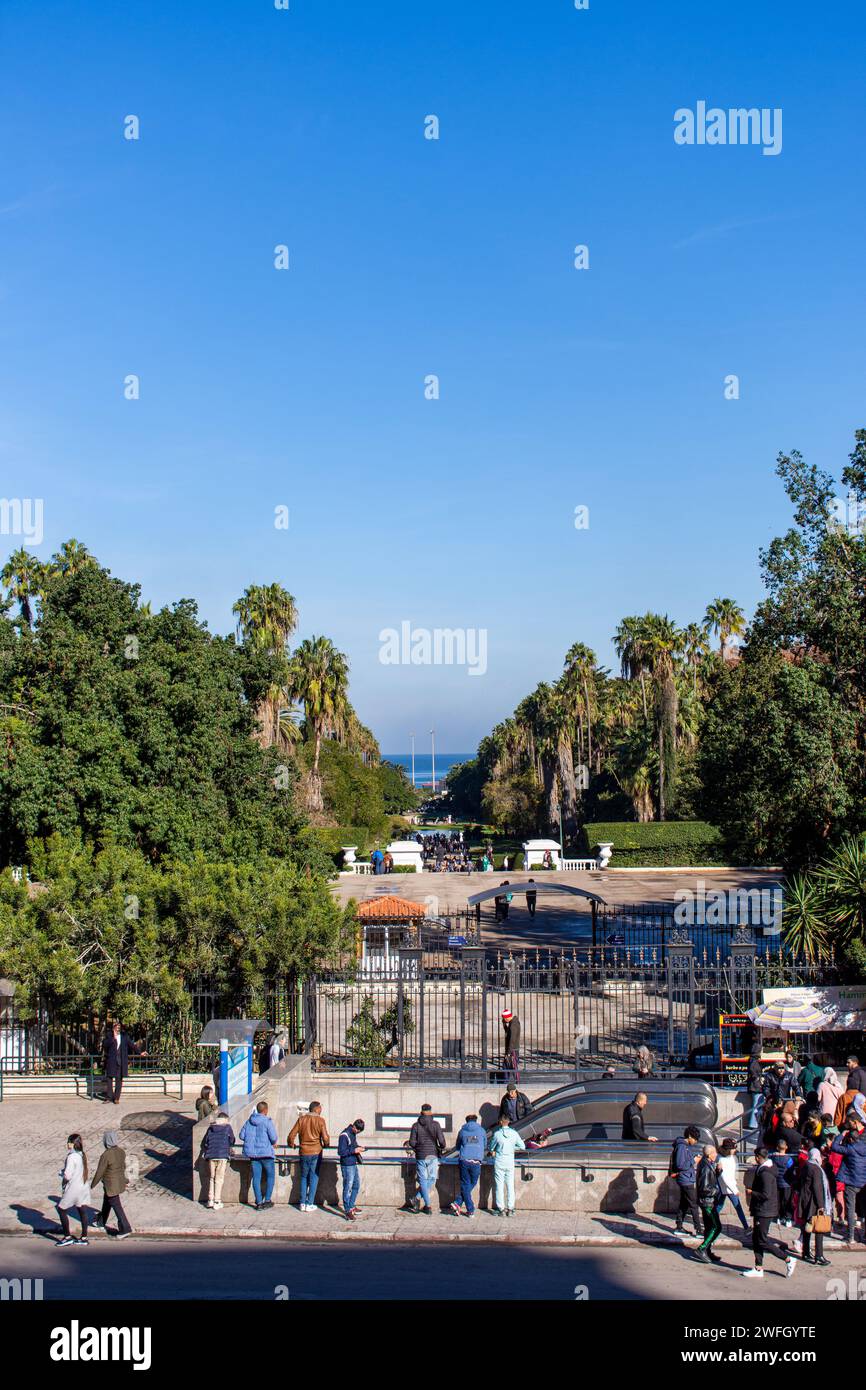 Blick aus der Höhe auf eine Menschenmenge, die am Eingang des Botanischen Gartens Hamma in Algier City wartet. Algerien. Stockfoto