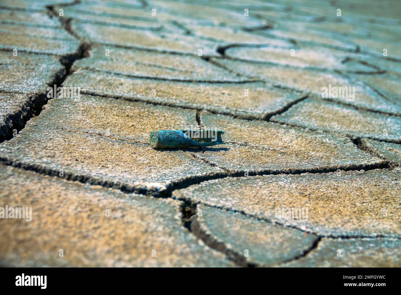 Nach dem Krieg. Deutsche Karabiner-(Gewehr-)Rostkartusche aus dem Zweiten Weltkrieg am Boden eines ausgetrockneten Stausees Stockfoto
