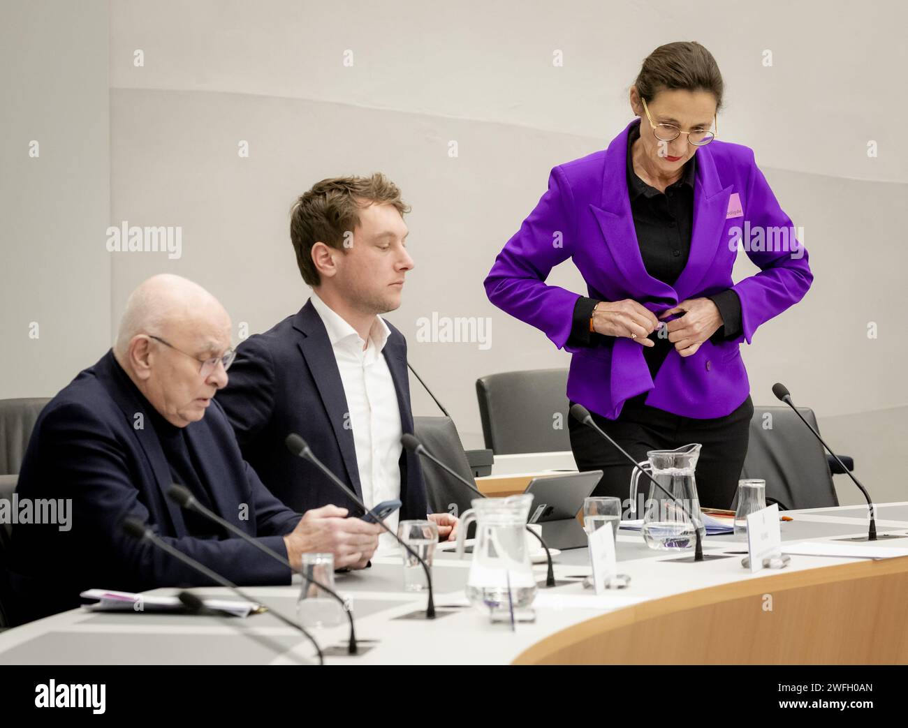 DIE HAAG - Michael van Praag, Vorsitzender des RVC Ajax, Matthijs Keuning, Vorsitzender des Unterstützerkollektivs Niederlande, und Marianne van Leeuwen, Direktorin des KNVB, während eines Diskussionsforums über die Gewalt im Fußball. MPS und Experten sprechen über den niederländischen Ansatz zur Bekämpfung der Gewalt im Fußball. ANP SEM VAN DER WAL niederlande aus - belgien aus Stockfoto