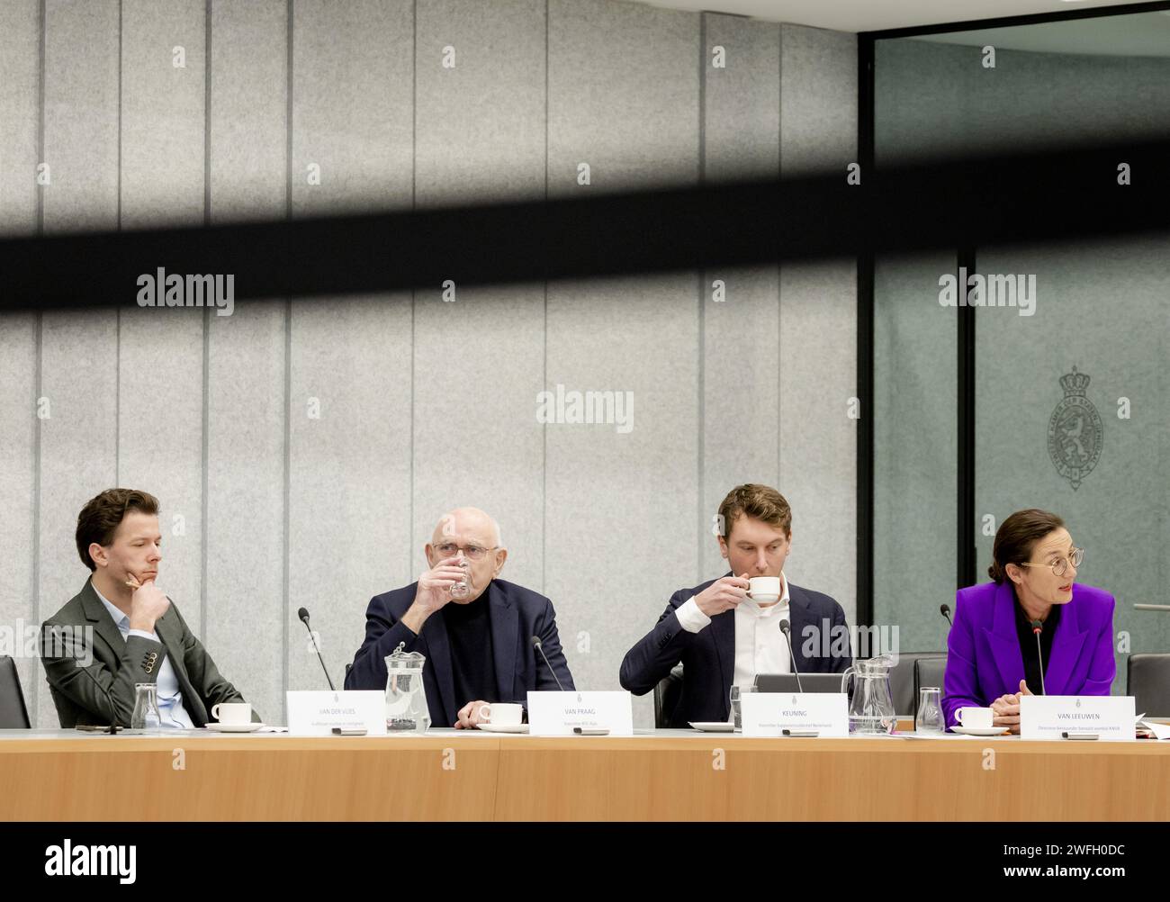 DEN HAAG - Vincent van der Vlies, Team für Fußball- und Sicherheitskontrolle, Michael van Praag, Vorsitzender des RVC Ajax, Matthijs Keuning, Vorsitzender des Unterstützerkollektivs Niederlande, und Marianne van Leeuwen, Direktorin des KNVB-Profi-Fussballs, während eines Rundtischgesprächs über die Gewalt im Fußball. MPS und Experten sprechen über den niederländischen Ansatz zur Bekämpfung der Gewalt im Fußball. ANP SEM VAN DER WAL niederlande aus - belgien aus Stockfoto