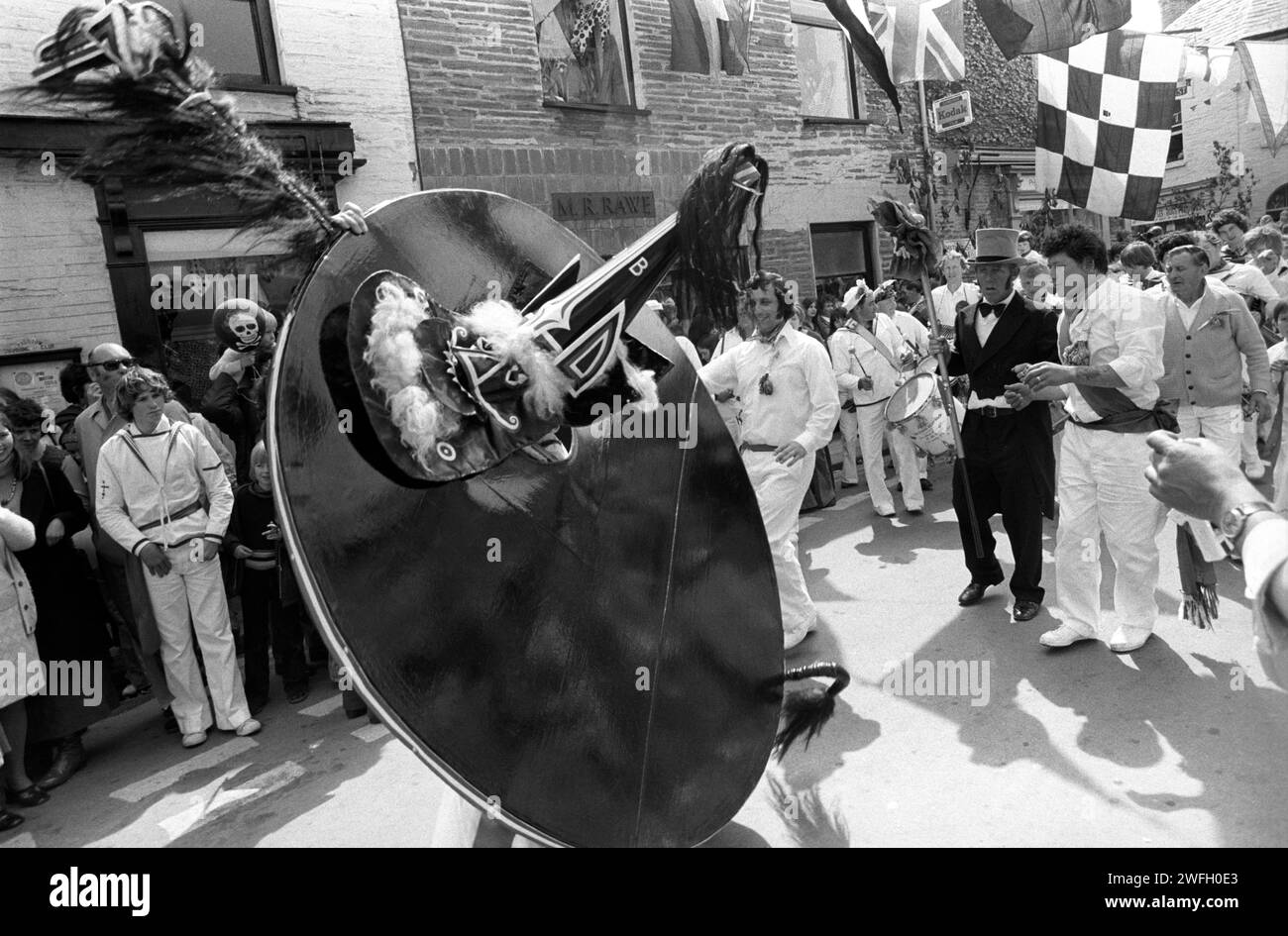 Padstow Hobby Horse, Der Blaue Oss. Padstow Cornwall, England. Mai 1975. UK HOMER SYKES Stockfoto