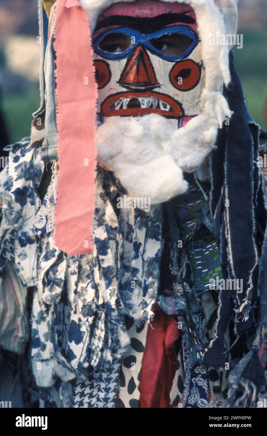 Minehead Dunster Hobby Horse Guisers. Als Guisers gekleidete Kinder - verkleidet, in Cher am letzten Abend dieser traditionellen Folklore-Veranstaltung. Die jährliche Veranstaltung fand an mehreren Abenden und am 1. Mai morgens statt. Minehead, Somerset England, 1971 1970er Jahre HOMER SYKES Stockfoto