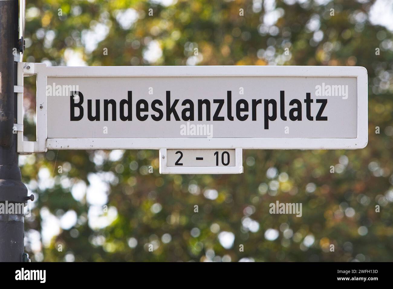 Straßenschild Bundeskanzlerplatz im Bundesviertel, ehemals Bundes- und Regierungsbezirk, Deutschland, Nordrhein-Westfalen, Bonn Stockfoto
