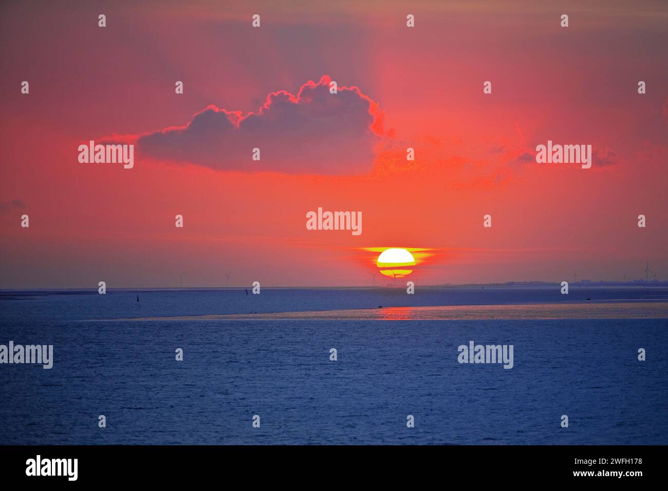 Farbenfroher Sonnenaufgang über der Nordsee, Deutschland, Niedersachsen, Norderney Stockfoto