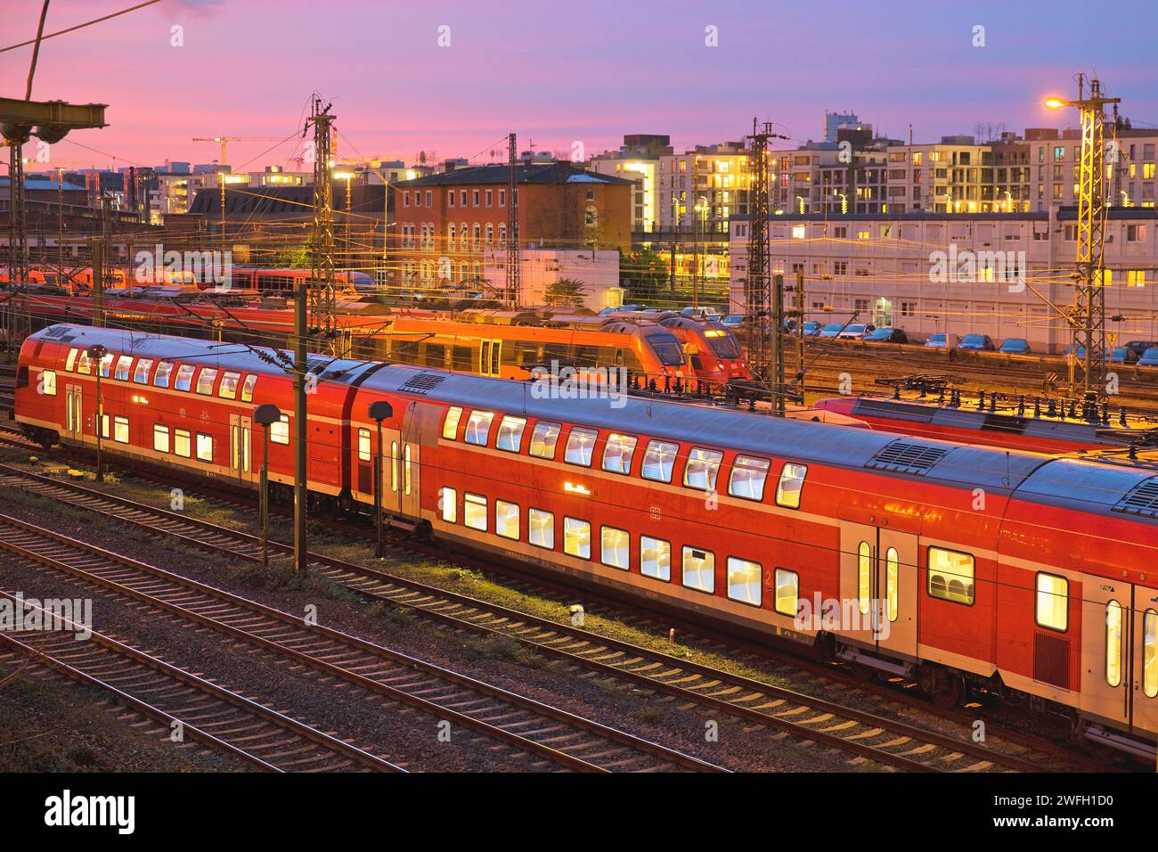 Doppeldeckerzug bei Sonnenuntergang, Deutschland, Hessen, Frankfurt am Main Stockfoto
