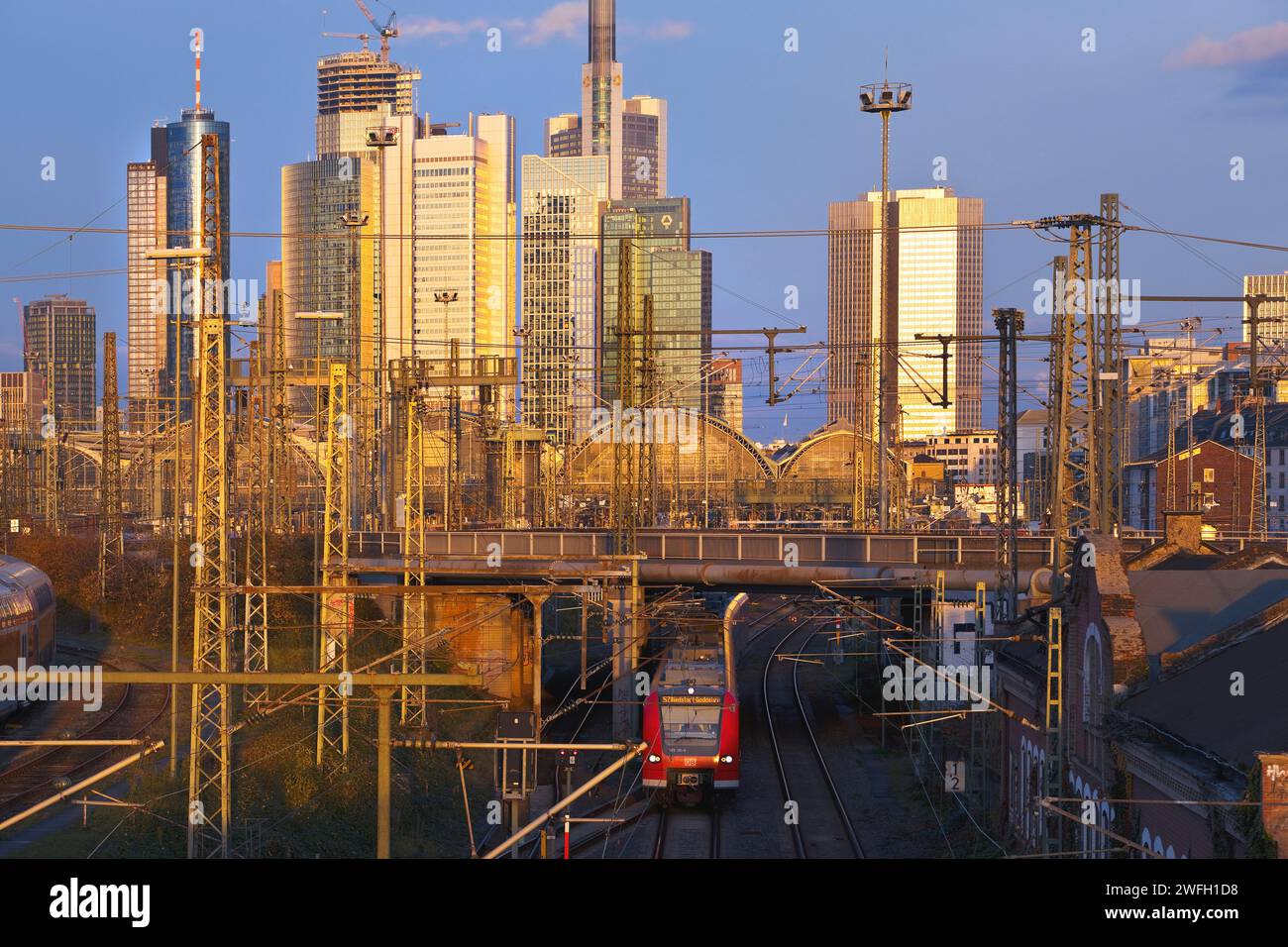 Nahverkehr, Hauptbahnhof und Hochhäuser, Deutschland, Hessen, Frankfurt am Main Stockfoto