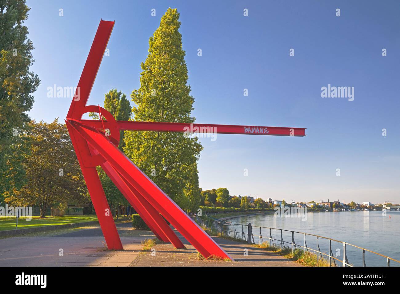 Rote Skulptur aus Stahlprofilen L’Allumé am Rhein, Richtung Berlin, Nordrhein-Westfalen, Bonn Stockfoto