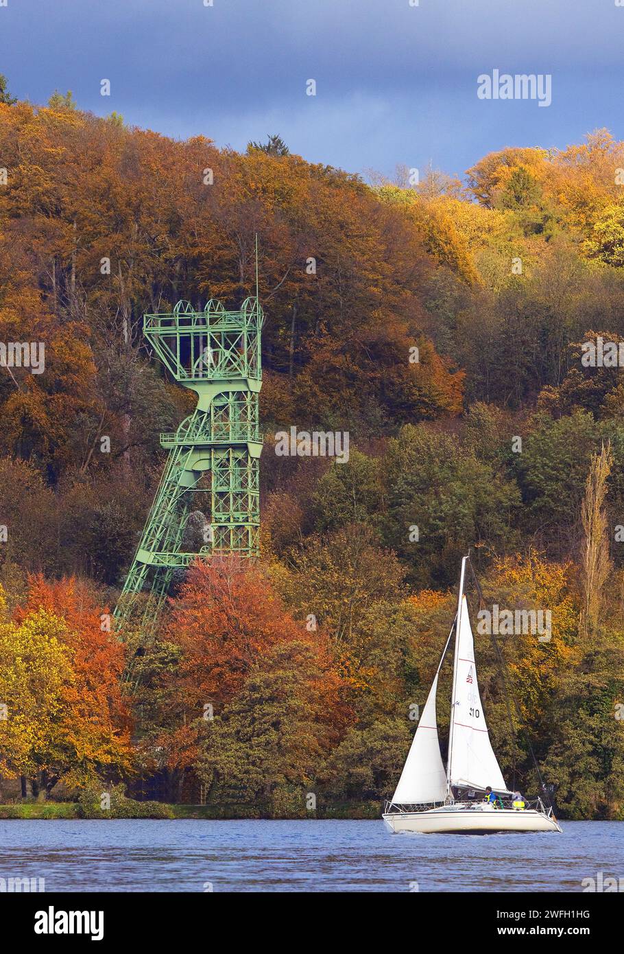 Segelboot im Herbst mit Kopfbedeckung des Kohlebergwerks Carl Funke, Baldeneysee, Deutschland, Nordrhein-Westfalen, Ruhrgebiet, Essen Stockfoto