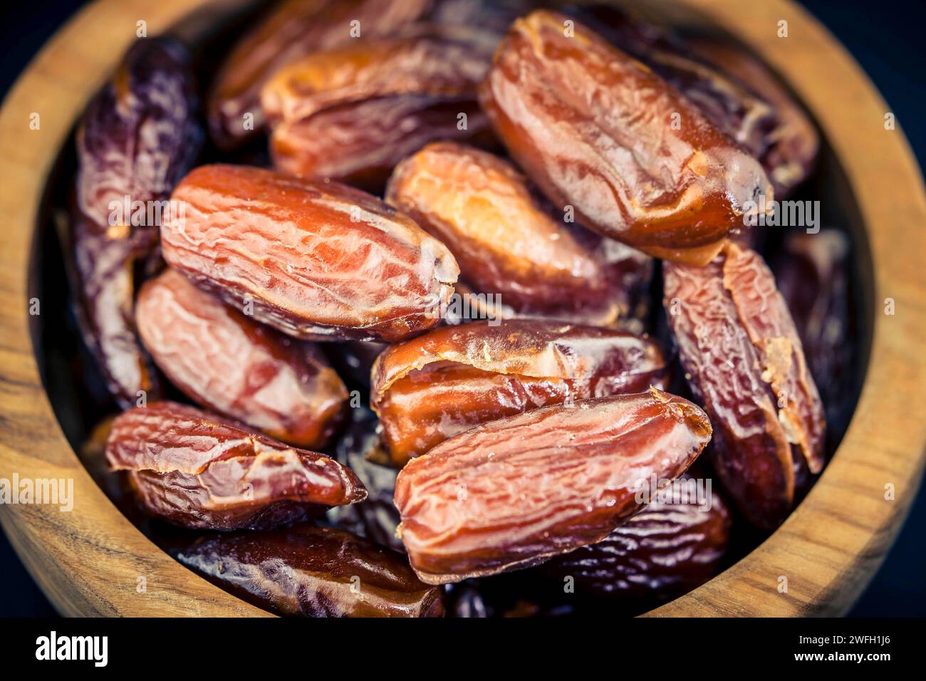 Termine in eine Schüssel geben. Stockfoto