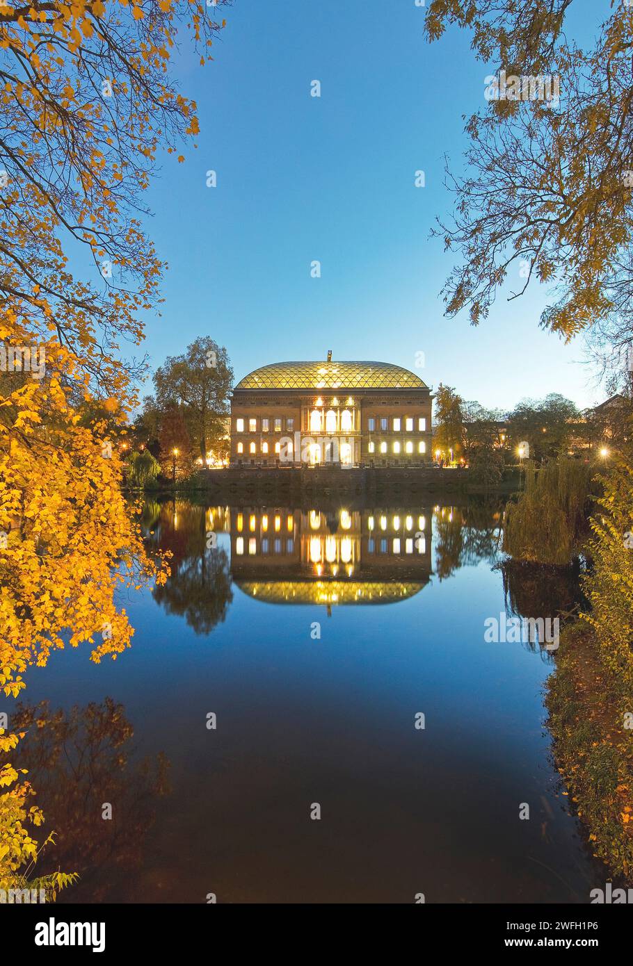 Staenderhaus K21 spiegelte sich im Kaiserteich im Herbst am Abend, Schwanenspiegel, Deutschland, Nordrhein-Westfalen, Niederrhein, Düsseldorf Stockfoto