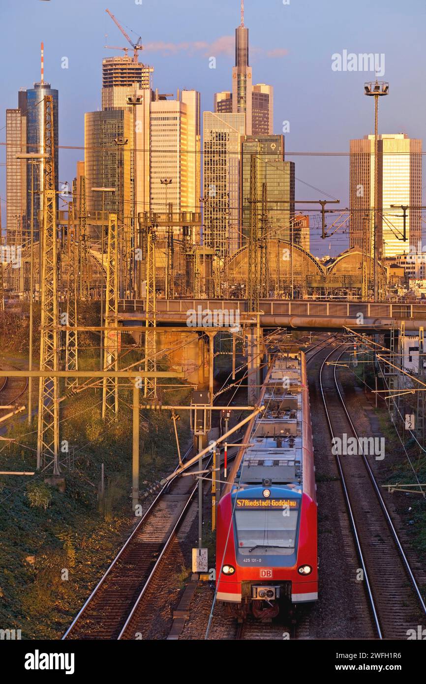 Nahverkehr, Hauptbahnhof und Hochhäuser, Deutschland, Hessen, Frankfurt am Main Stockfoto