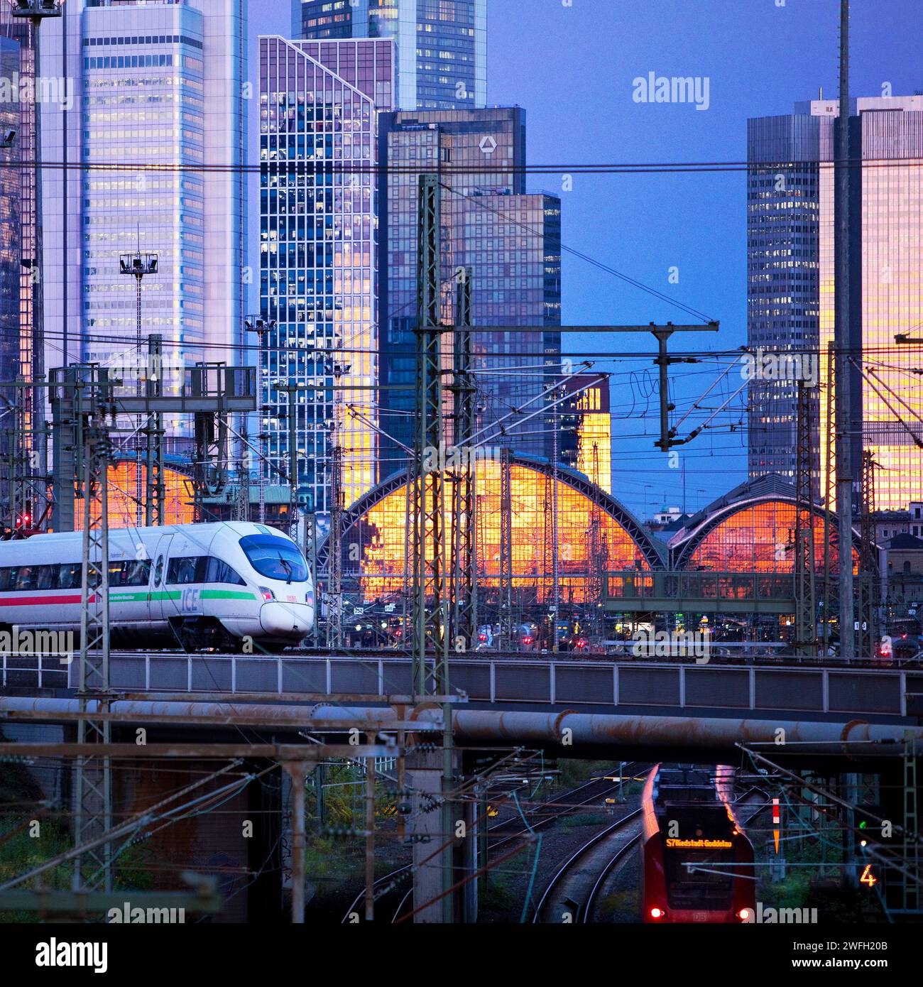 Züge am Hauptbahnhof und in Hochhäusern, Deutschland, Hessen, Frankfurt am Main Stockfoto