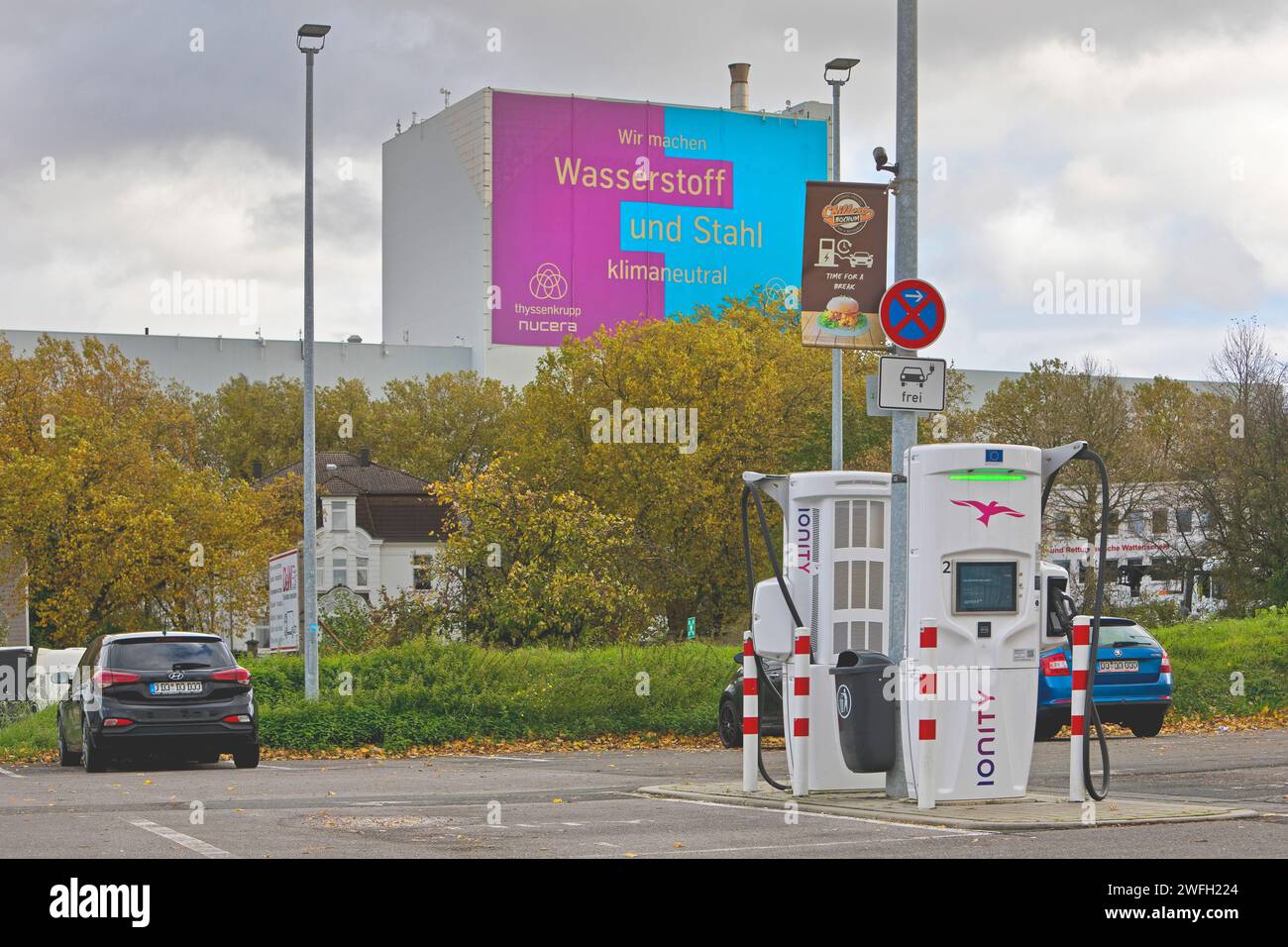 Ladestation und großes Poster für Klimastahl im Werk ThyssenKrupp Steel Europe, Deutschland, Nordrhein-Westfalen, Ruhrgebiet, Bochum Stockfoto