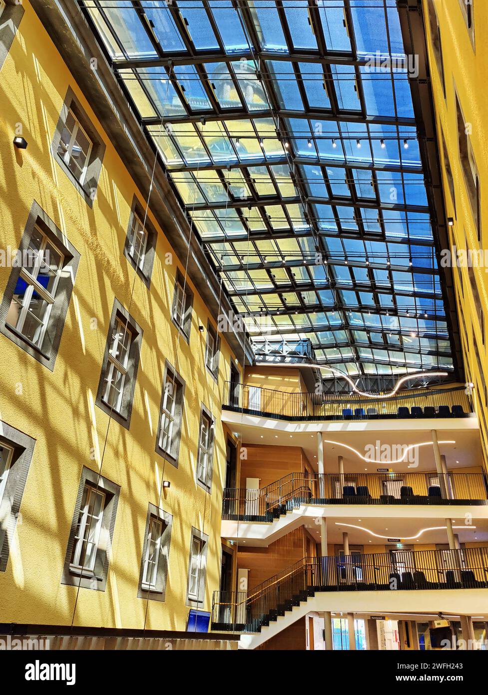 Innenansicht des Rathauses, Atrium mit Blick auf den Rathausturm, Deutschland, Nordrhein-Westfalen, Ruhrgebiet, Witten Stockfoto