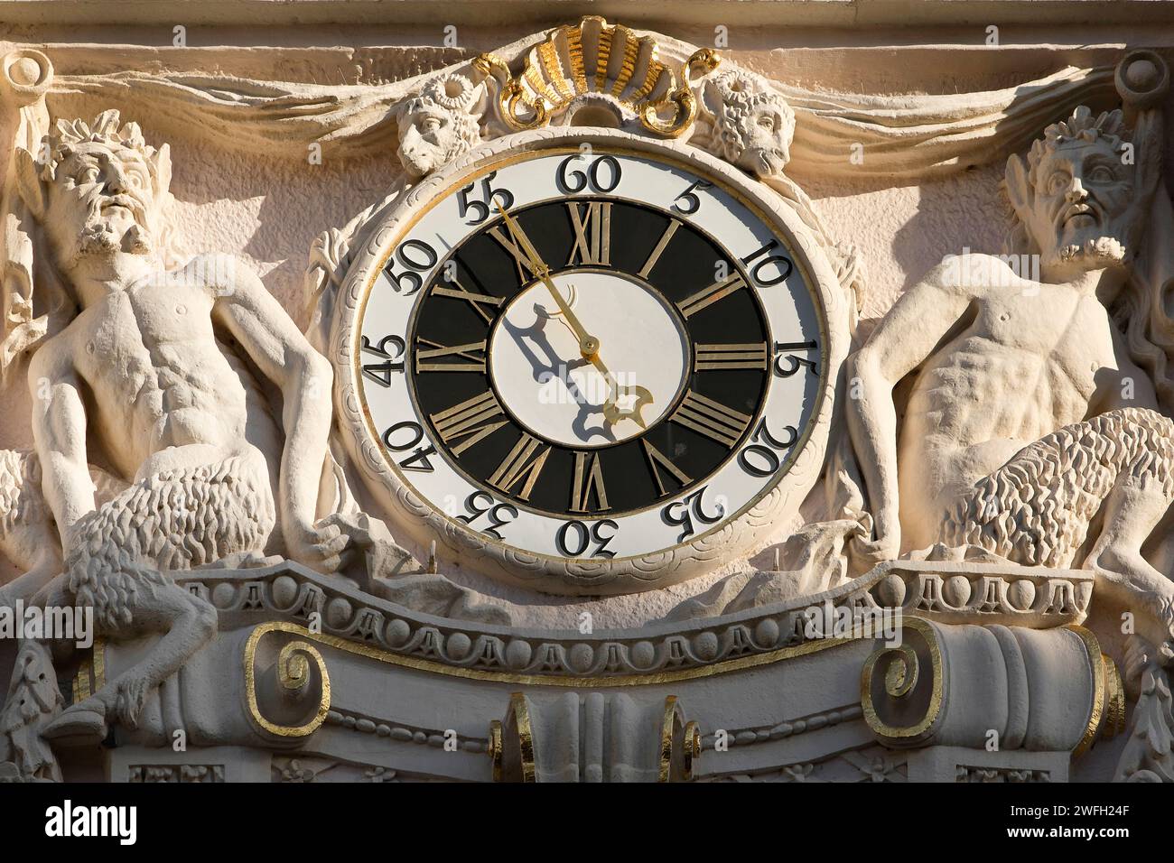 Prächtige Uhr am historischen Rathaus, Deutschland, Nordrhein-Westfalen, Bonn Stockfoto