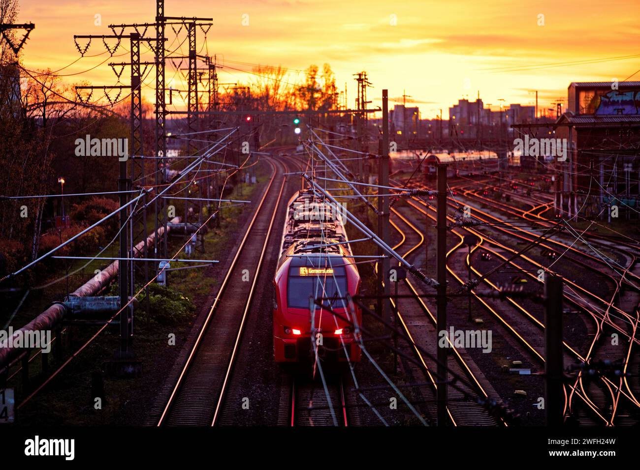 Nahverkehrszug bei Sonnenuntergang, Deutschland, Hessen, Frankfurt am Main Stockfoto