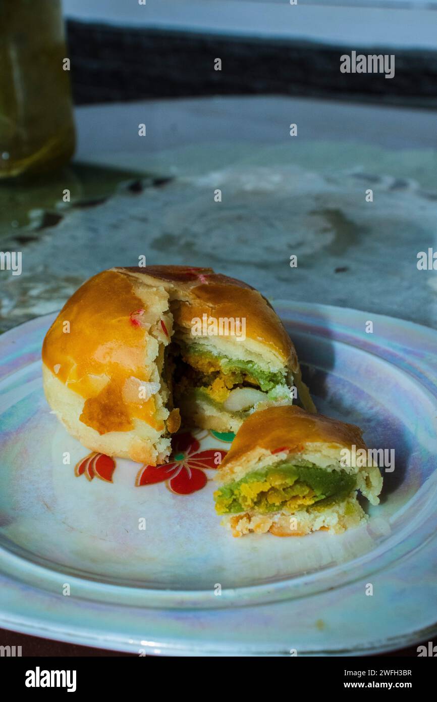Gebackener Kuchen auf einem Teller Stockfoto