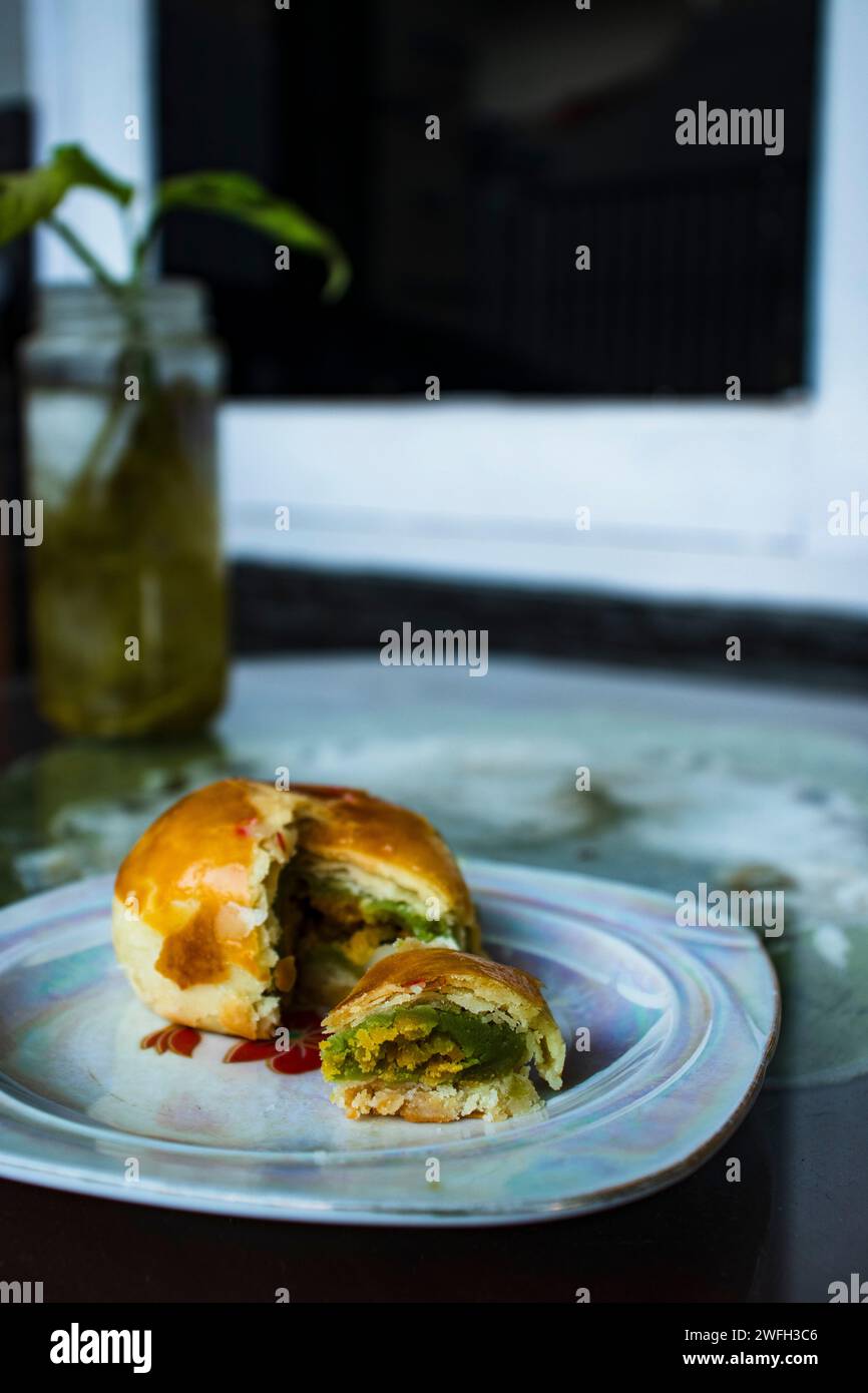 Balinesische Mung-Bohnen und mit Durian gefüllter gebackener Kuchen Stockfoto