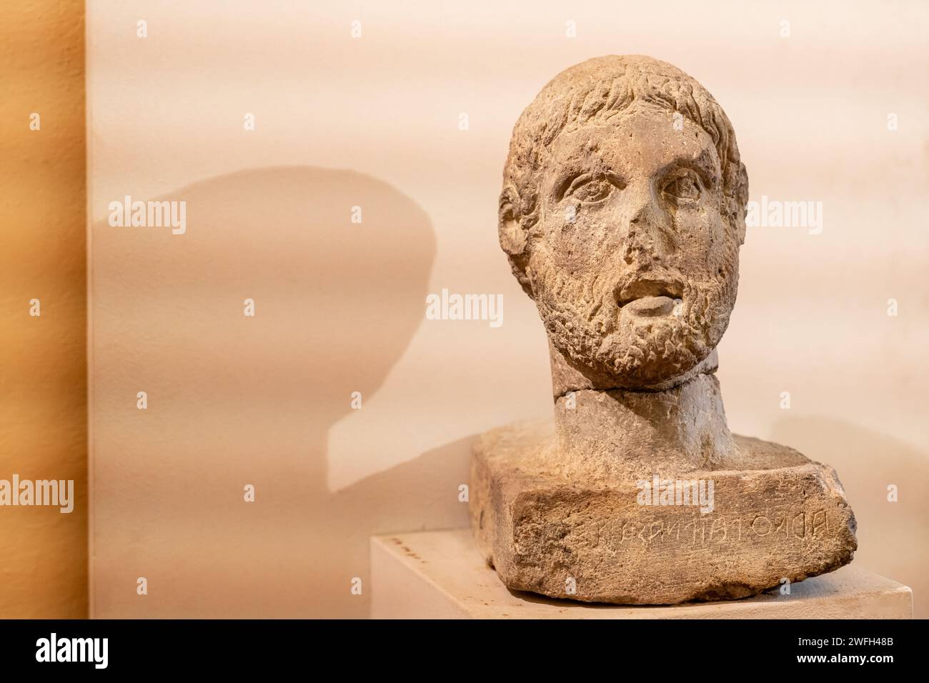 Nahaufnahme eines alten männlichen römischen Kopfes, der in Stein gemeißelt wurde Stockfoto