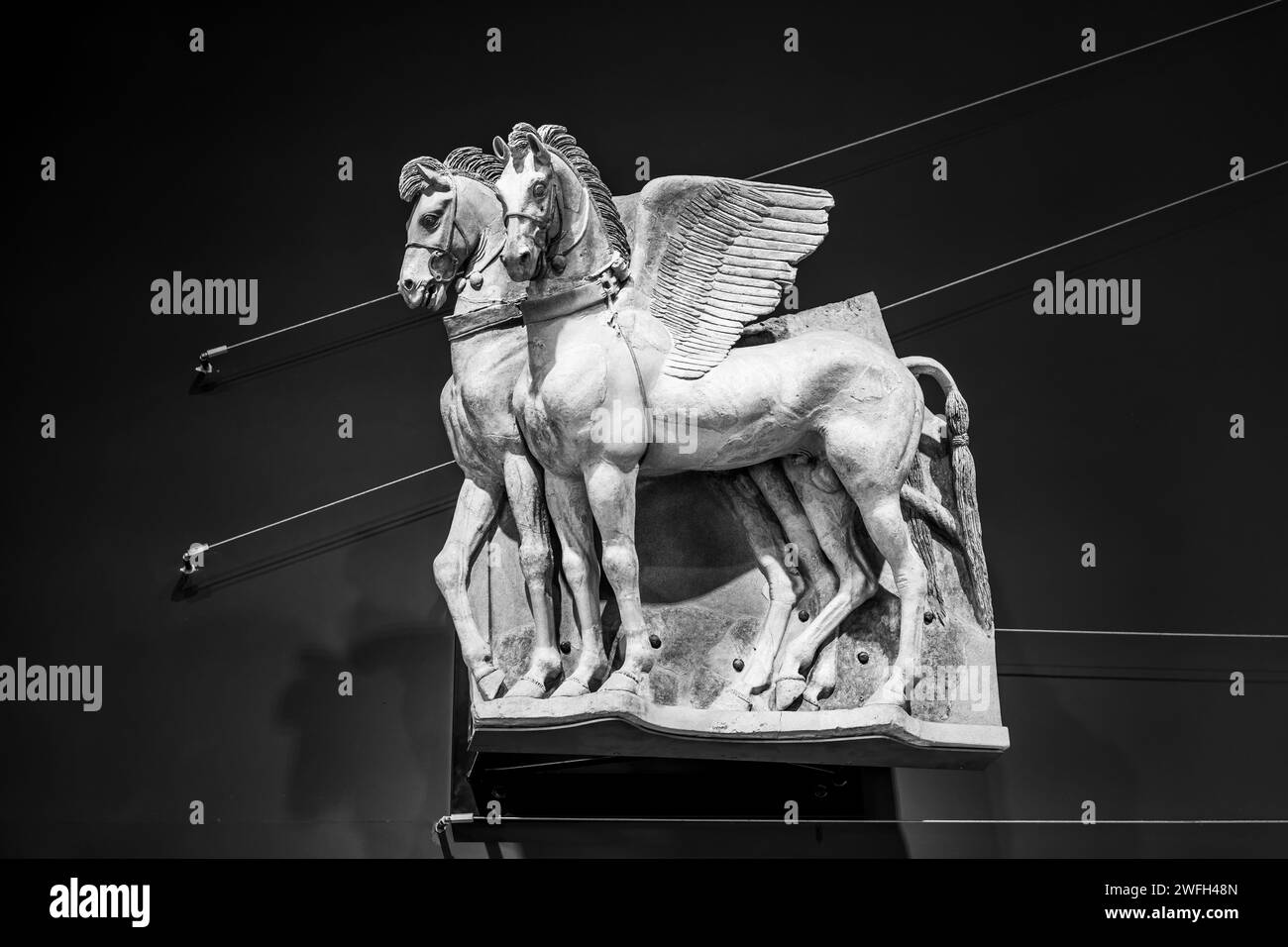 Schwarz-weiß-Foto von alten Statuen geflügelter Pferde Stockfoto