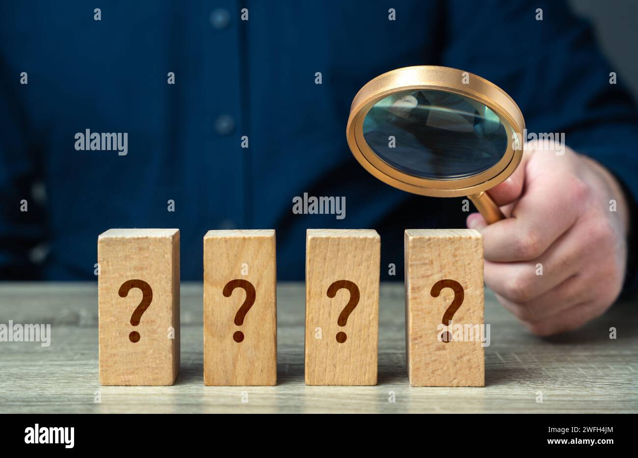 Ein Mann mit einer Lupe löst ein Rätsel. Beobachtung, Liebe zum Detail und analytisches Denken. Finden Sie Hinweise, entdecken Sie versteckte Informationen. Pat Stockfoto