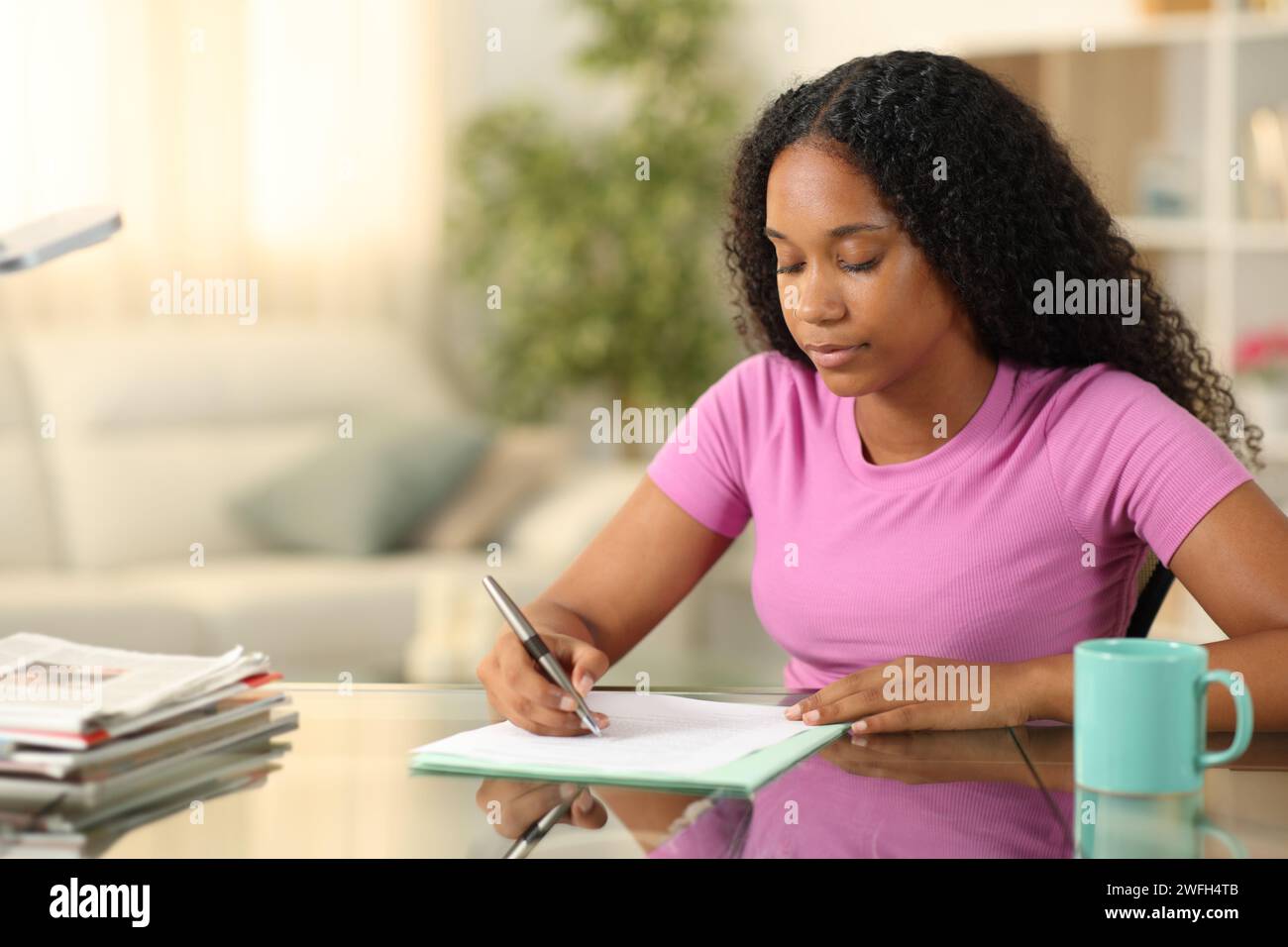 Schwarzer seriöser Mieter unterschreibt zu Hause einen Vertrag Stockfoto