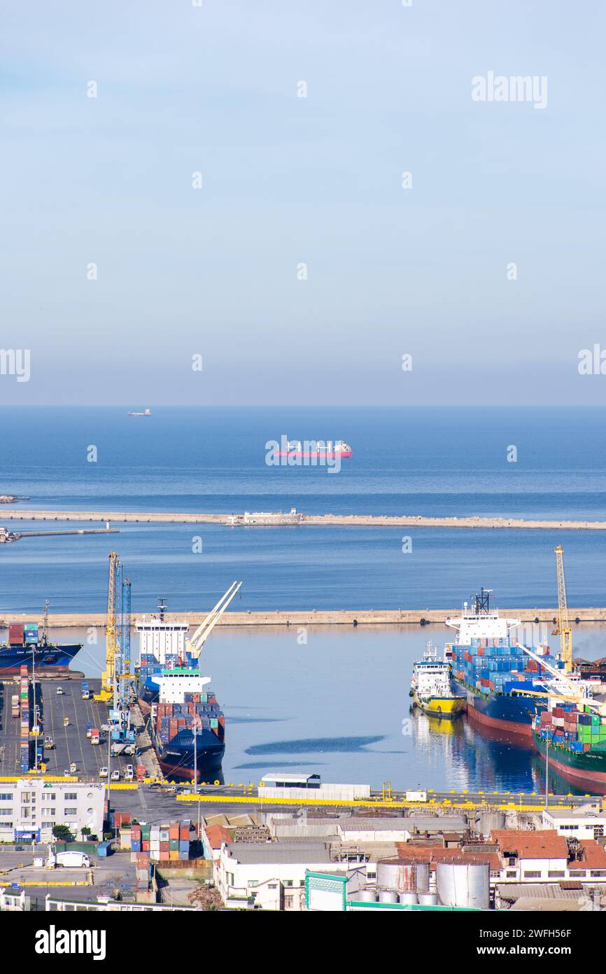 Hochwinkelansicht des Hafens von Algier. Öltankschiffe auf dem Pier. Allgeria. Stockfoto