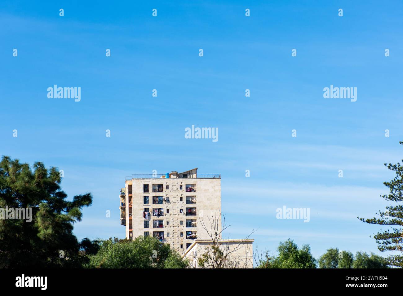 Blick auf Ein Hochhaus in der Stadt Algier vor einem blauen Himmel. Algerien. Stockfoto
