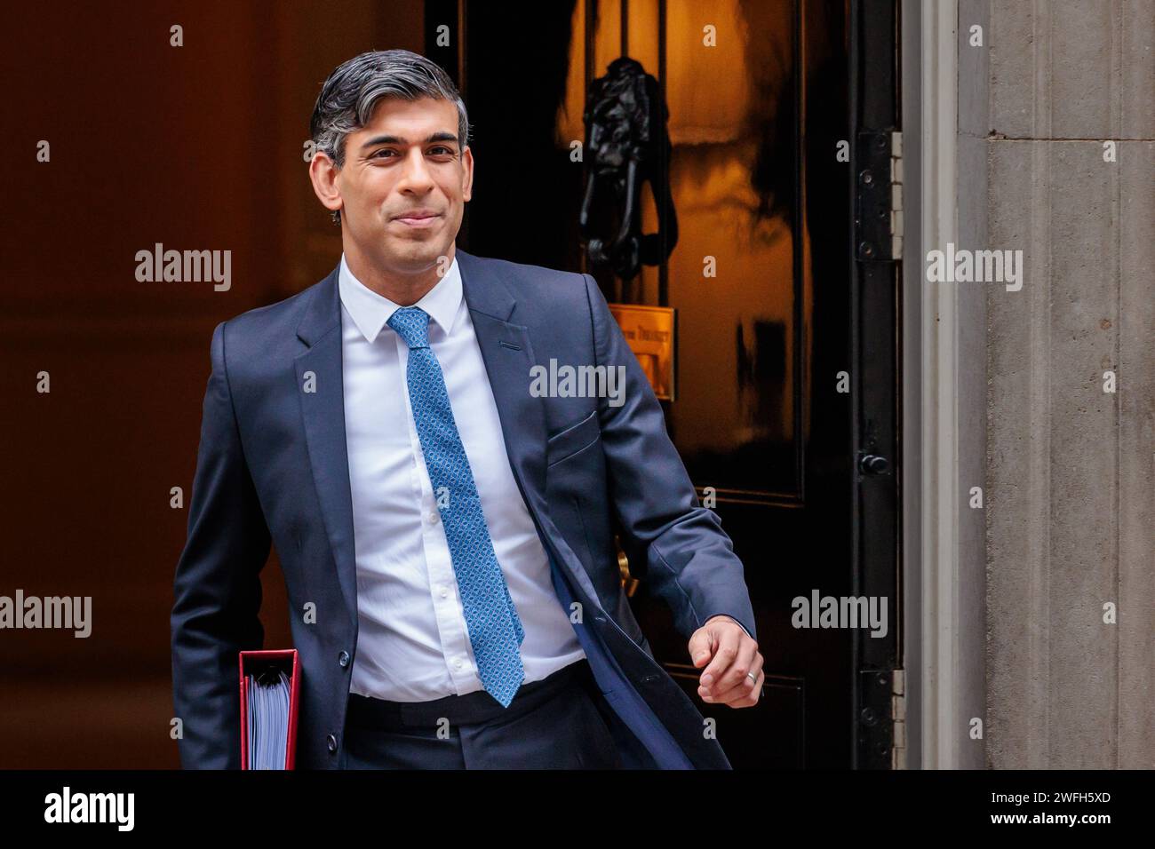 Downing Street, London, Großbritannien. 31. Januar 2024. Der britische Premierminister Rishi Sunak verlässt die Downing Street 10, um an der Fragestunde des Premierministers (PMQ) im Unterhaus teilzunehmen. Foto: Amanda Rose/Alamy Live News Stockfoto