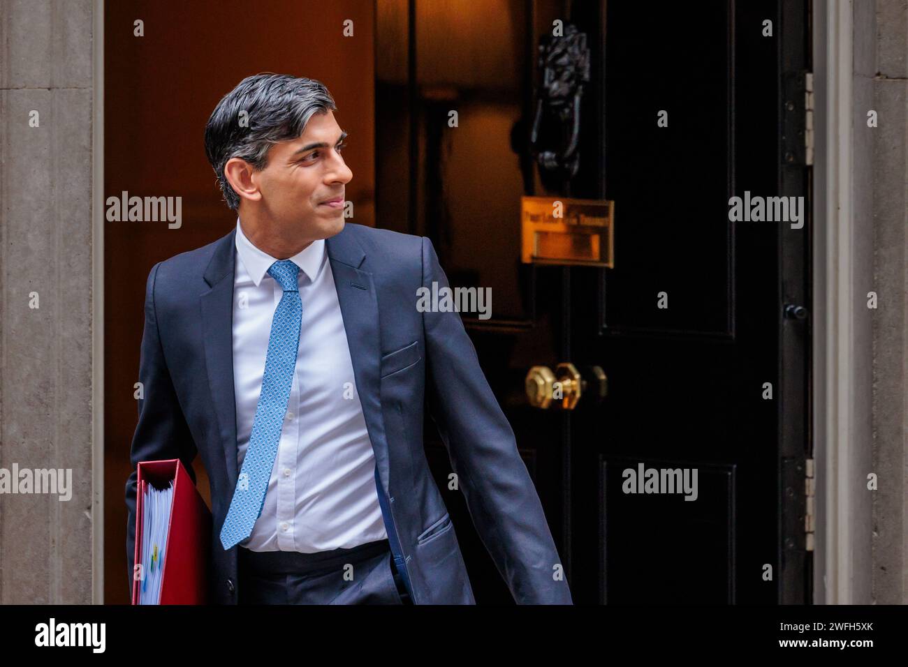 Downing Street, London, Großbritannien. 31. Januar 2024. Der britische Premierminister Rishi Sunak verlässt die Downing Street 10, um an der Fragestunde des Premierministers (PMQ) im Unterhaus teilzunehmen. Foto: Amanda Rose/Alamy Live News Stockfoto