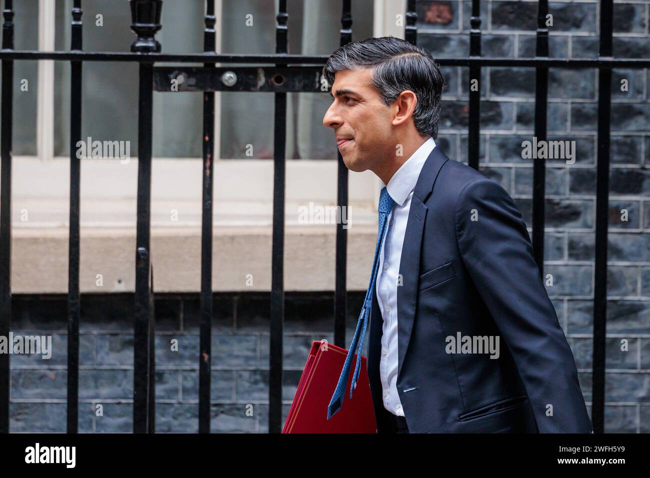 Downing Street, London, Großbritannien. 31. Januar 2024. Der britische Premierminister Rishi Sunak verlässt die Downing Street 10, um an der Fragestunde des Premierministers (PMQ) im Unterhaus teilzunehmen. Foto: Amanda Rose/Alamy Live News Stockfoto