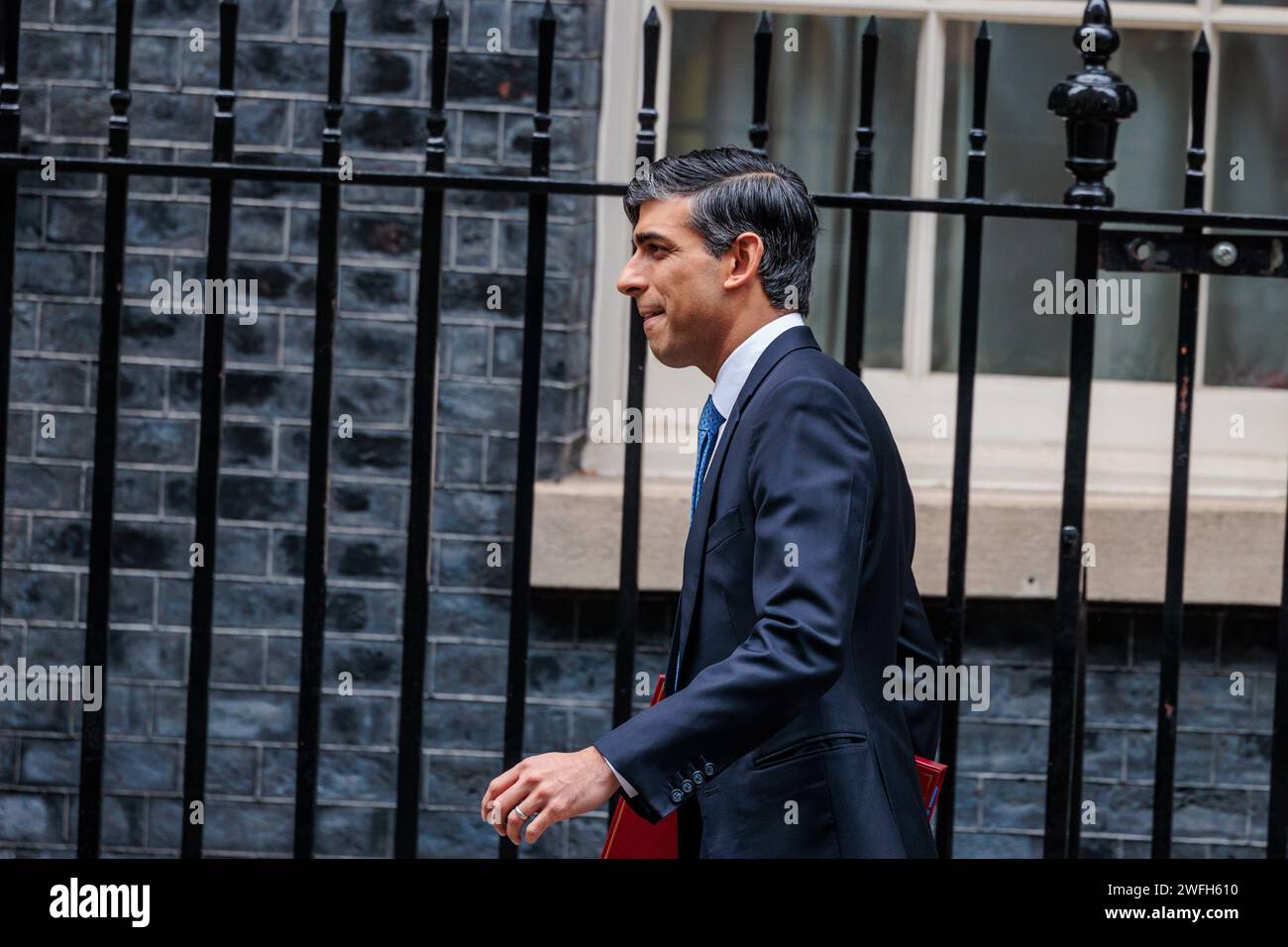 Downing Street, London, Großbritannien. 31. Januar 2024. Der britische Premierminister Rishi Sunak verlässt die Downing Street 10, um an der Fragestunde des Premierministers (PMQ) im Unterhaus teilzunehmen. Foto: Amanda Rose/Alamy Live News Stockfoto