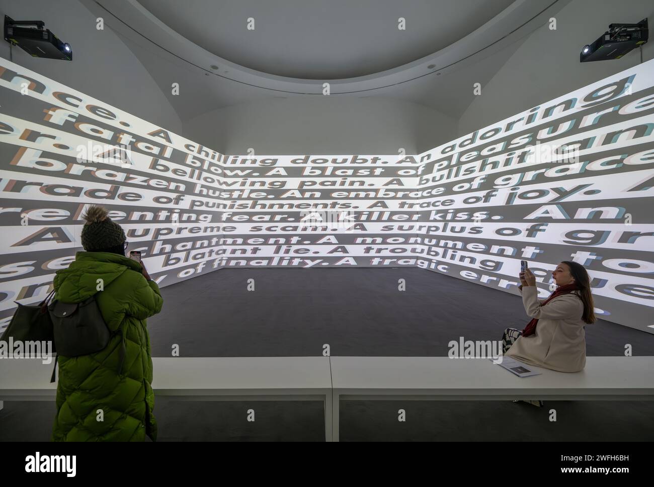 Serpentine South, London, Großbritannien. Januar 31, 2024. Barbara Kruger: Ich denke an dich. Ich meine mich. Ich meine dich. Die Ausstellung findet vom 1. Februar bis 17. März 2024 im Serpentine South statt. Bild: In der North Gallery der Ausstellung ist die britische Premiere von Untitled (No Comment), 2020, einer immersiven drei-Kanal-Videoinstallation, die gefundenes Video und Audio in einer unerbittlichen Mischung erforscht. Ausschnitte von Filmmaterial von Social-Media-Plattformen werden von Statements des französischen Philosophen Voltaire und des amerikanischen Rappers Kendrick Lamar begleitet. Quelle: Malcolm Park/Alamy Live News Stockfoto