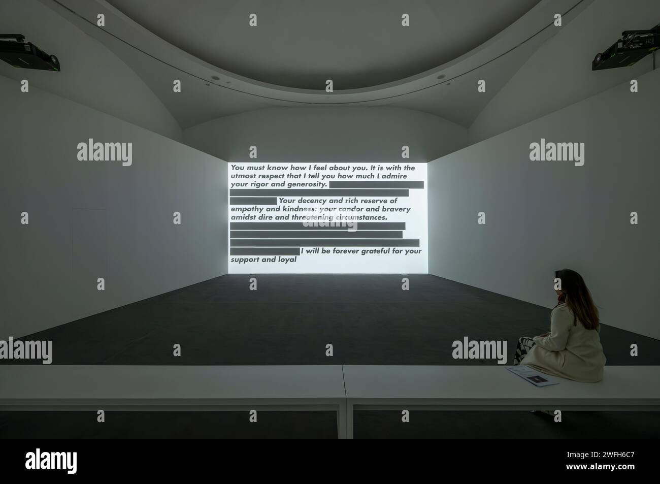 Serpentine South, London, Großbritannien. Januar 31, 2024. Barbara Kruger: Ich denke an dich. Ich meine mich. Ich meine dich. Die Ausstellung findet vom 1. Februar bis 17. März 2024 im Serpentine South statt. Bild: In der North Gallery der Ausstellung ist die britische Premiere von Untitled (No Comment), 2020, einer immersiven drei-Kanal-Videoinstallation, die gefundenes Video und Audio in einer unerbittlichen Mischung erforscht. Ausschnitte von Filmmaterial von Social-Media-Plattformen werden von Statements des französischen Philosophen Voltaire und des amerikanischen Rappers Kendrick Lamar begleitet. Quelle: Malcolm Park/Alamy Live News Stockfoto