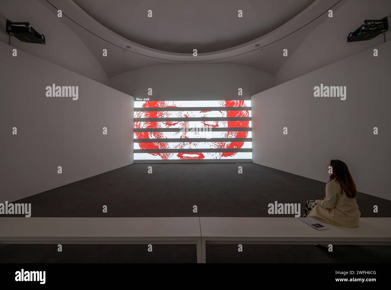 Serpentine South, London, Großbritannien. Januar 31, 2024. Barbara Kruger: Ich denke an dich. Ich meine mich. Ich meine dich. Die Ausstellung findet vom 1. Februar bis 17. März 2024 im Serpentine South statt. Bild: In der North Gallery der Ausstellung ist die britische Premiere von Untitled (No Comment), 2020, einer immersiven drei-Kanal-Videoinstallation, die gefundenes Video und Audio in einer unerbittlichen Mischung erforscht. Ausschnitte von Filmmaterial von Social-Media-Plattformen werden von Statements des französischen Philosophen Voltaire und des amerikanischen Rappers Kendrick Lamar begleitet. Quelle: Malcolm Park/Alamy Live News Stockfoto