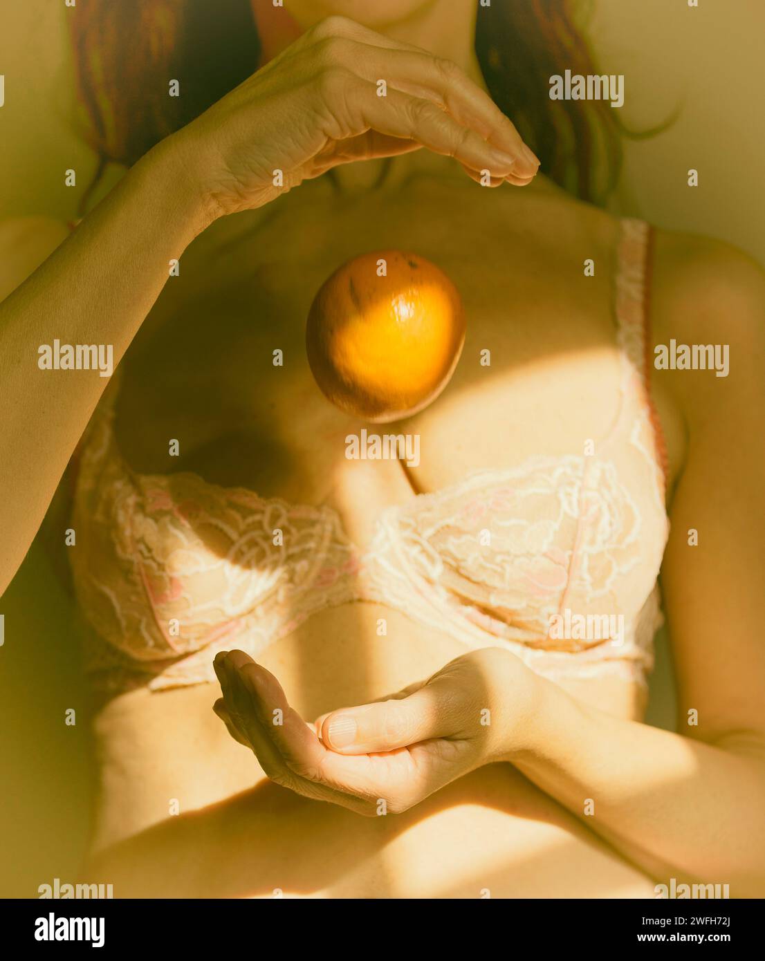 Frau spielt mit Orange in den Händen II, frankreich Stockfoto