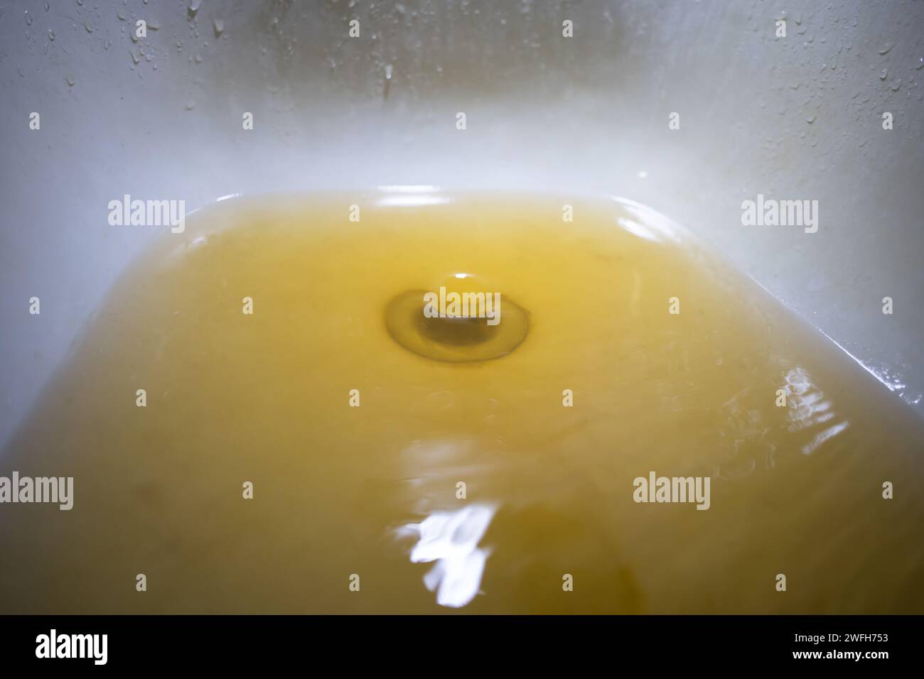 Schmutziges Leitungswasser in der Badewanne Stockfoto