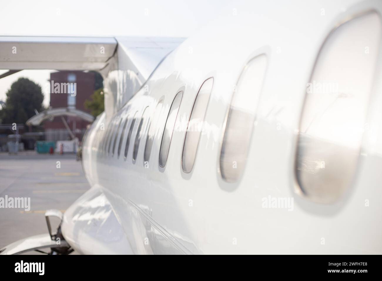 Großer Privatjet, der am Flughafen parkt Stockfoto