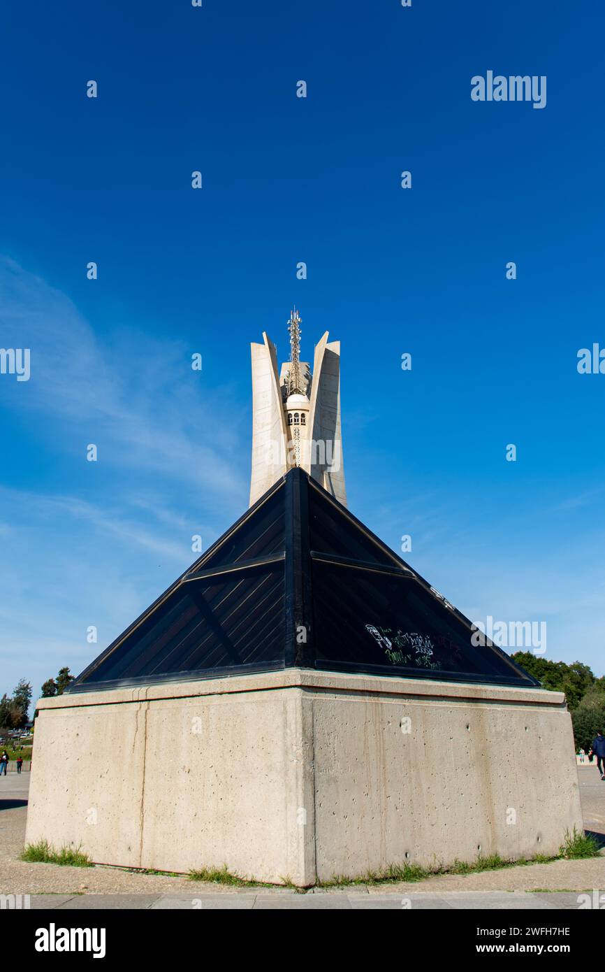 Flacher Blick auf das Maqam Echahid-Denkmal, das berühmte Wahrzeichen in Algerien, vor einem blauen Himmel. Stockfoto