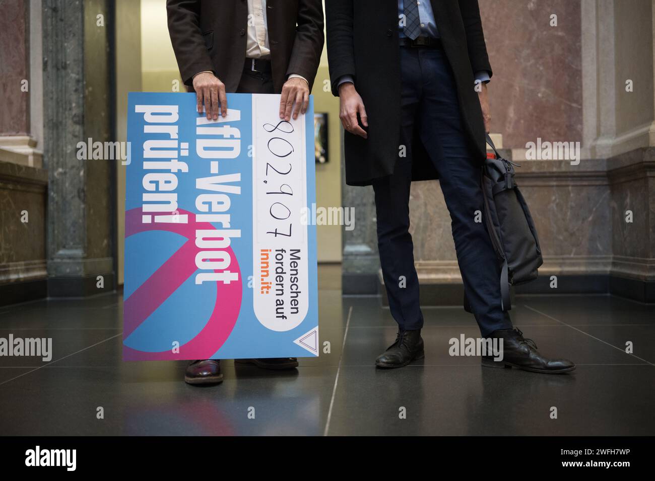 Berlin, Deutschland. Januar 31, 2024. Gregor Hackmack (l), Geschäftsführer der Petitionsplattform innn.it, hält ein Schild mit der aktuellen Anzahl der Unterschriften, bevor er das „Check AfD Ban!“ übergibt. Petition an Bundesratspräsident Schwesig. Rund 800.000 Personen haben die Petition auf der Petitionsplattform innn.it seit ihrer Einführung am 14. August 2023 unterzeichnet. Quelle: Sebastian Christoph Gollnow/dpa/Alamy Live News Stockfoto