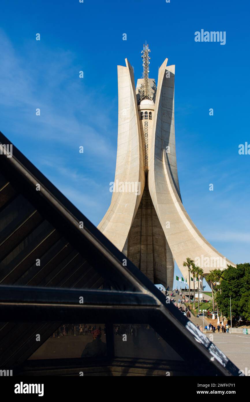 Flacher Blick auf das Maqam Echahid-Denkmal, das berühmte Wahrzeichen in Algerien, vor einem blauen Himmel. Stockfoto