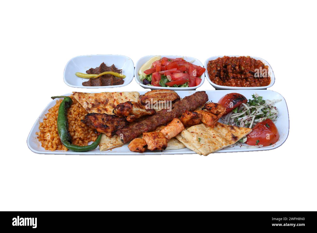 Gemischter Kebab-Teller mit rohen Fleischbällchen, scharfer Paste und Salat. Traditionelles türkisches Gericht Kebab. Stockfoto