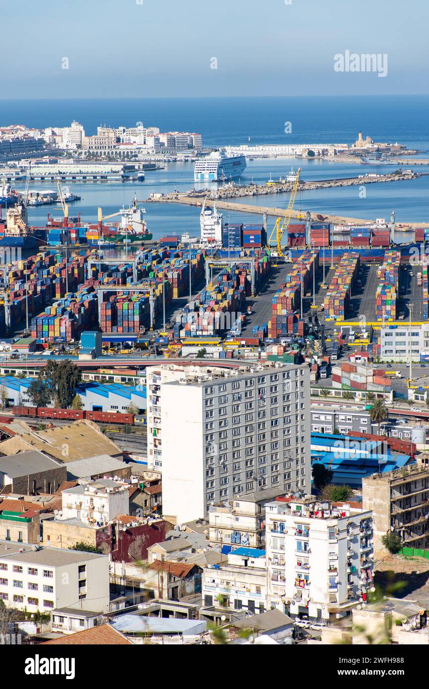 Hochwinkelansicht des Hafens von Algier. Öltankschiffe auf dem Pier. Stockfoto