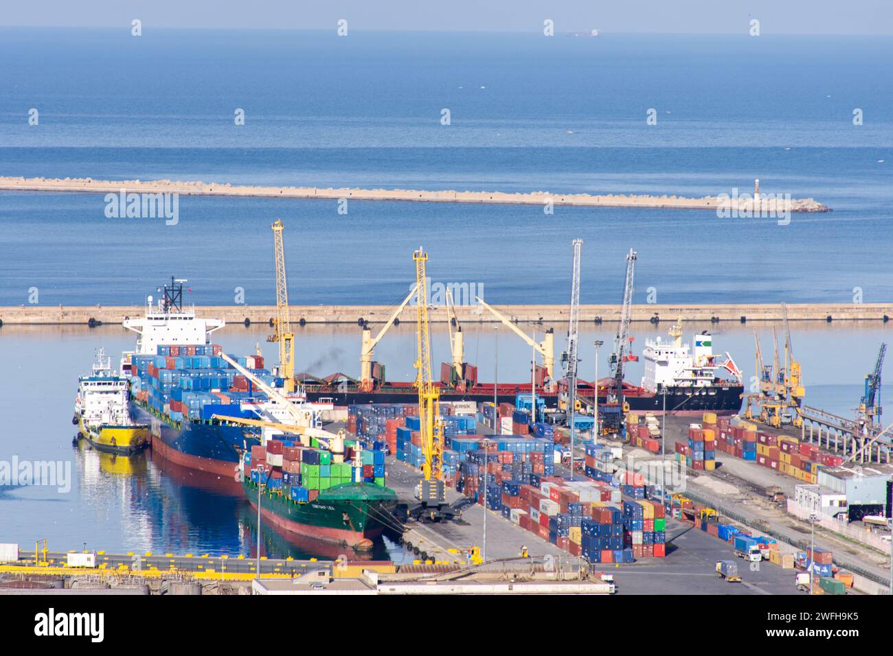 Hochwinkelansicht des Hafens von Algier. Öltankschiffe auf dem Pier. Stockfoto