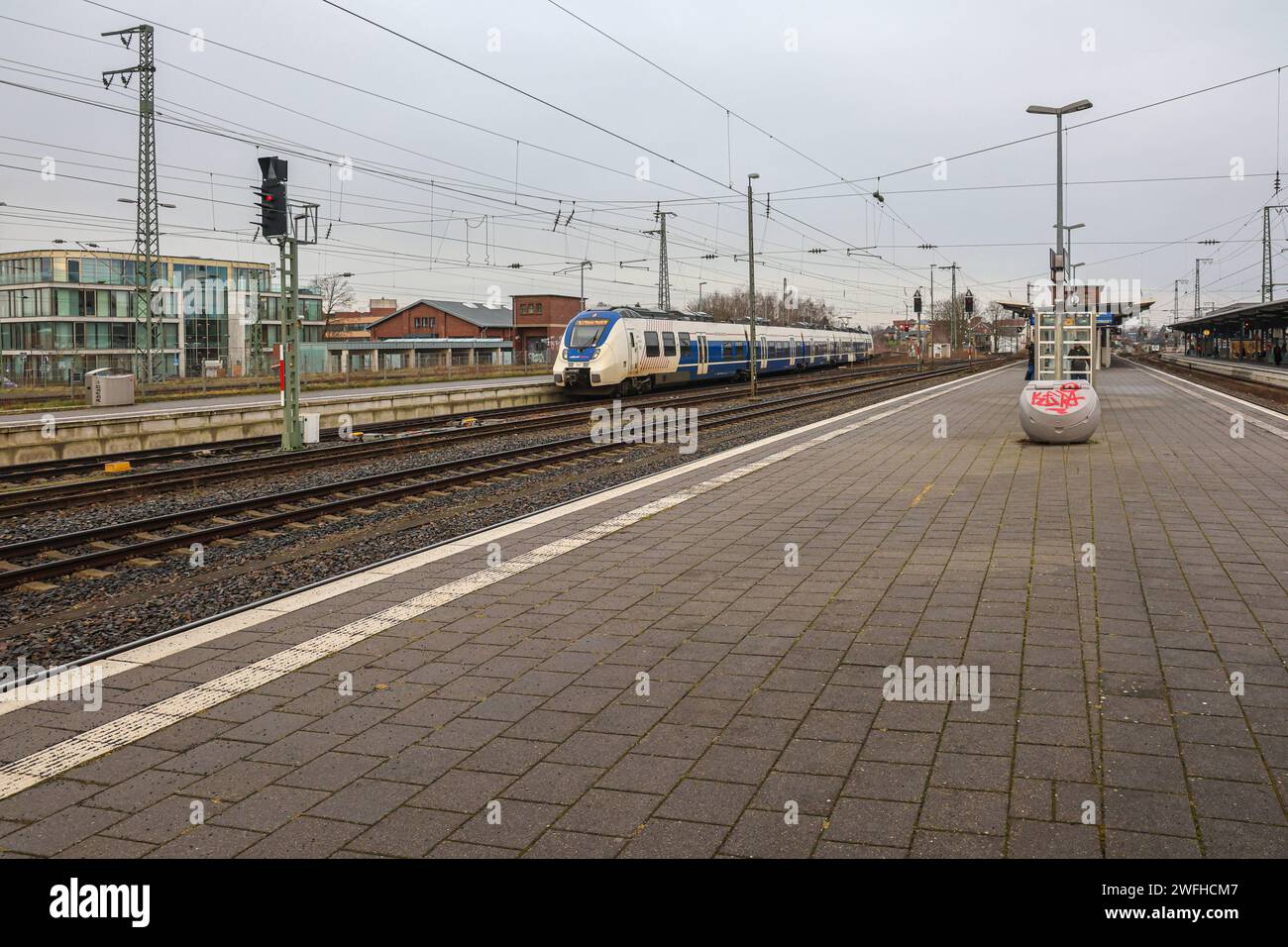 Eisenbahnverkehr am Bahnhof Rheine. RegionalExpress Zug von National ...