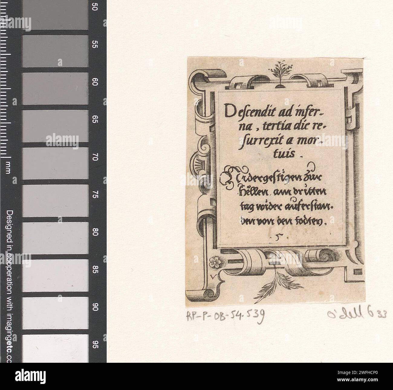 Gebet in lateinischer und deutscher Sprache in einem Rollenwerk Framing, Virgilius Solis, 1568 Druck nummeriert in der Mitte: 5. Nürnberger Papiergravur / Ätzung Scrollwerk, Strapwork ~ Ornament Stockfoto