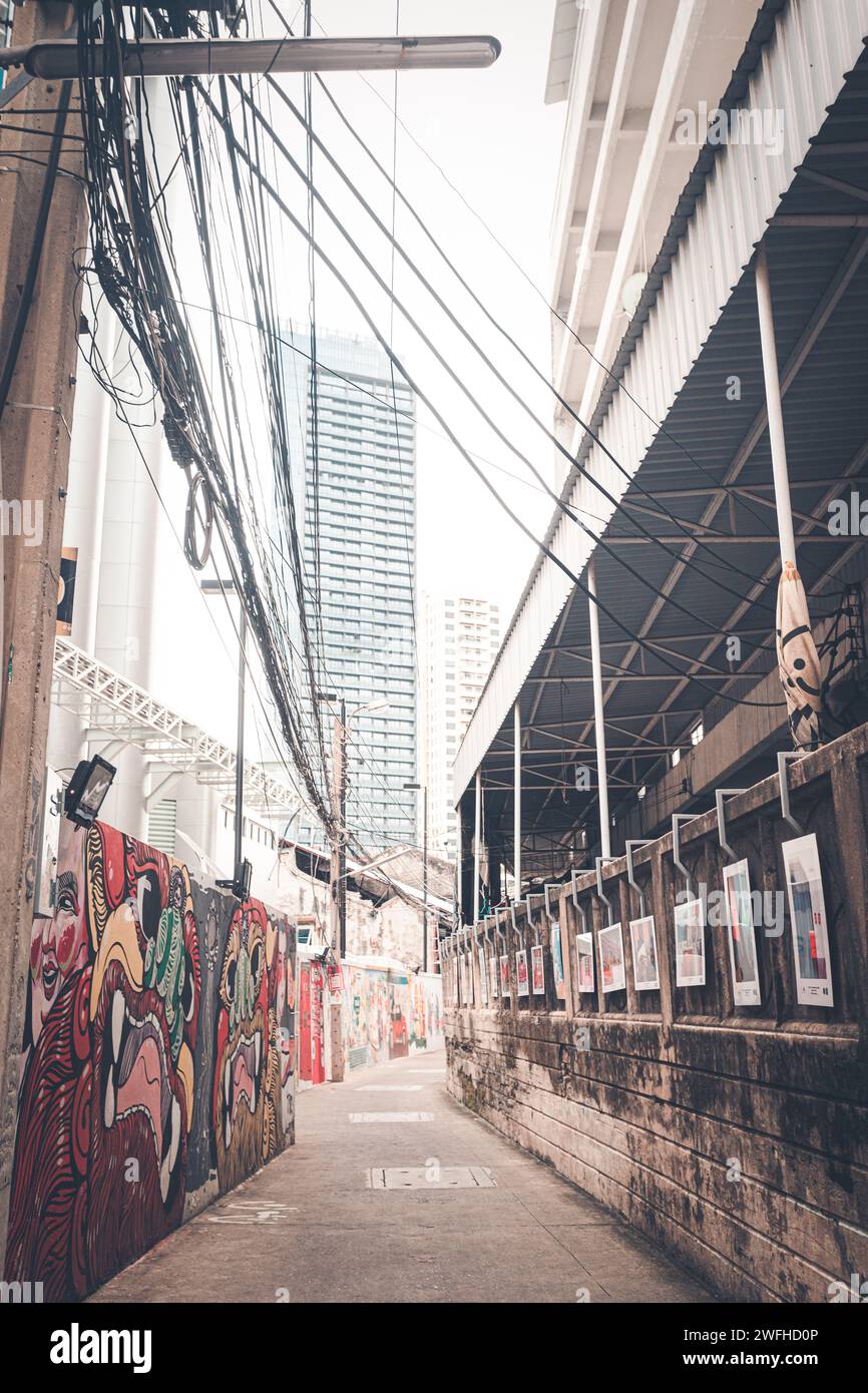 Die Straße mit Fotoausstellung auf dem Weg in die Altstadt von Bangkok Stockfoto