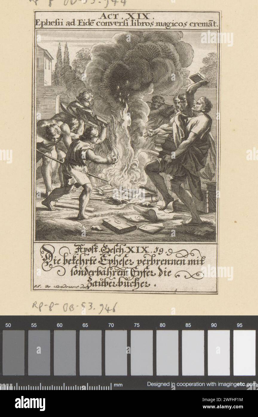 Epheser verbrennen die Zauberbücher, Anonym, nach Johann Jakob von Sandrart, 1697 Druckpapier, das die Epheser ätzt, verbrennen die Bücher der Exorzisten im öffentlichen Ephesus Stockfoto